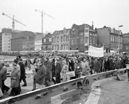 855337 Afbeelding van de demonstratie tegen de oorlog in Vietnam op het nieuwe Vredenburgviaduct te Utrecht.